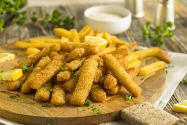 Derin kızarmış balık kroket patates kızartması ile