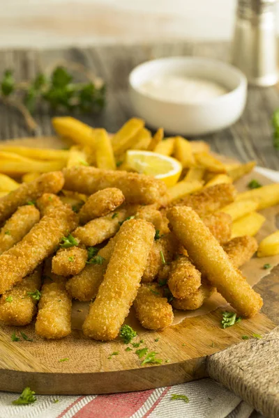 Bastoncini di pesce fritto con patatine fritte — Foto Stock