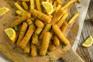 Derin kızarmış balık kroket patates kızartması ile
