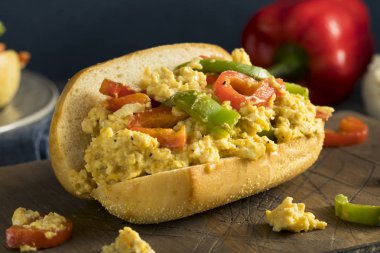 Ev yapımı biber ve yumurtalı sandviç