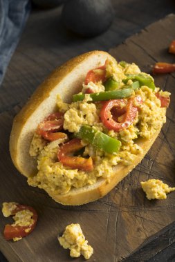 Ev yapımı biber ve yumurtalı sandviç