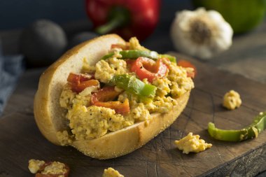 Ev yapımı biber ve yumurtalı sandviç