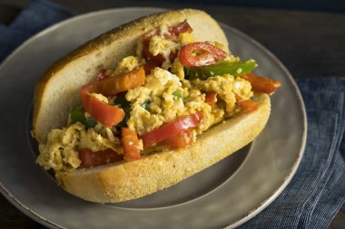 Ev yapımı biber ve yumurtalı sandviç