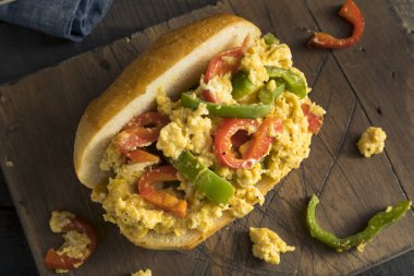 Ev yapımı biber ve yumurtalı sandviç