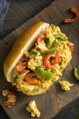 Ev yapımı biber ve yumurtalı sandviç