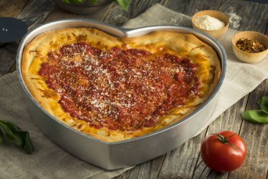 Ev yapımı kalp Chicago kalın hamurlu Pizza şeklinde.