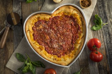 Ev yapımı kalp Chicago kalın hamurlu Pizza şeklinde.