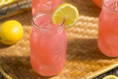 Ev yapımı taze pembe limonata
