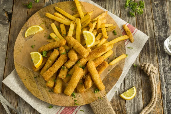 Palitos de pescado frito profundo con papas fritas —  Fotos de Stock