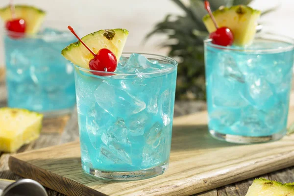 Refrescante Blue Hawaii Cocktail Punch — Fotografia de Stock