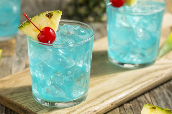 Refrescante Blue Hawaii Cocktail Punch — Fotografia de Stock