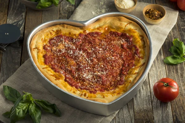 Házi szív alakú Chicago Deep Dish Pizza — Stock Fotó