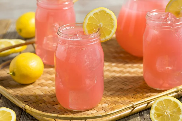 Limonata rosa fresca fatta in casa — Foto Stock