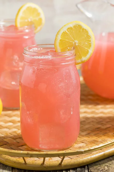 Citronnade rose fraîche maison — Photo