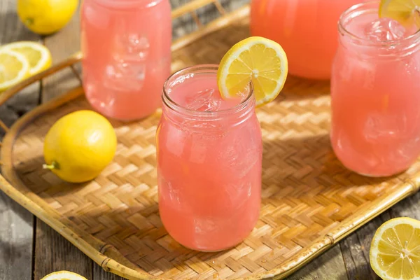 自制新鲜粉红柠檬水 — 图库照片