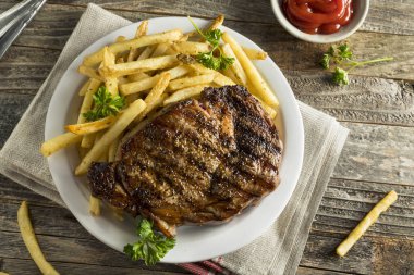 Doyurucu ev yapımı biftek ve patates kızartması