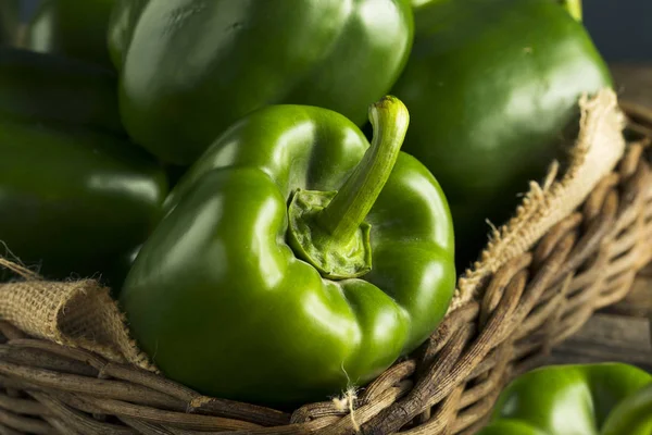 Rå grön ekologisk paprika — Stockfoto