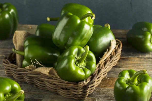 Rauwe biologische groene paprika — Stockfoto