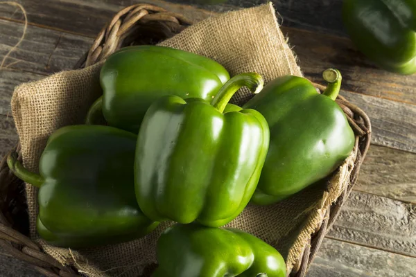 Peperoni verdi crudi biologici — Foto Stock