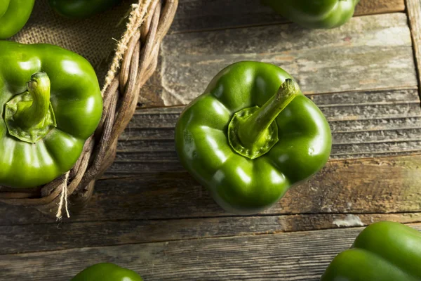 Rå grön ekologisk paprika — Stockfoto