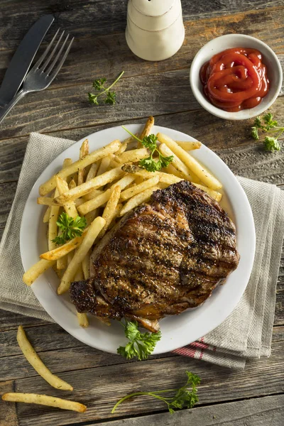 Bife caseiro saudável e batatas fritas — Fotografia de Stock