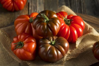 Ham organik kırmızı ve kahverengi hatıra domates