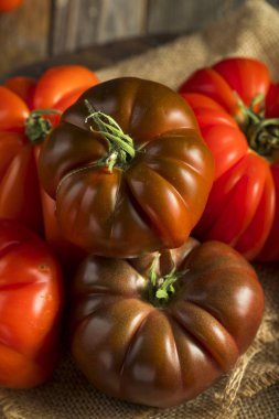 Ham organik kırmızı ve kahverengi hatıra domates