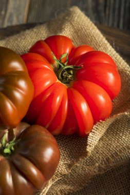 Ham organik kırmızı ve kahverengi hatıra domates