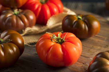 Ham organik kırmızı ve kahverengi hatıra domates