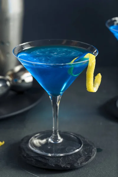 Освежающий коктейль "Синий мартини" — стоковое фото