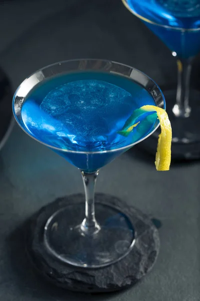 Uppfriskande Blue martinicocktail — Stockfoto
