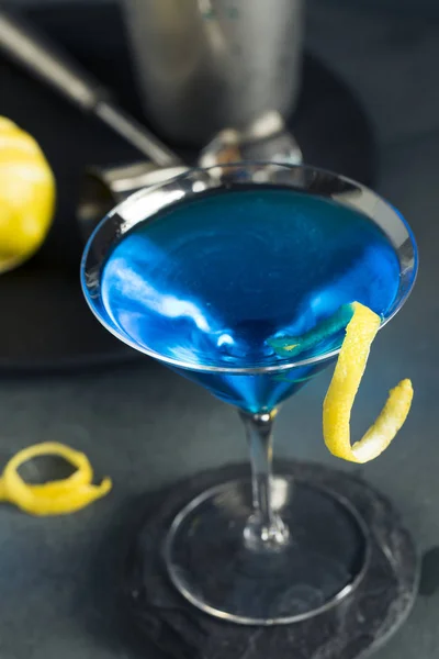 Erfrischender blauer Martini-Cocktail — Stockfoto