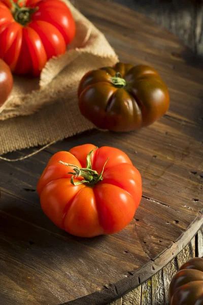 Raw Organic Red and Brown Heirloom Tomatoes — Stock Photo, Image