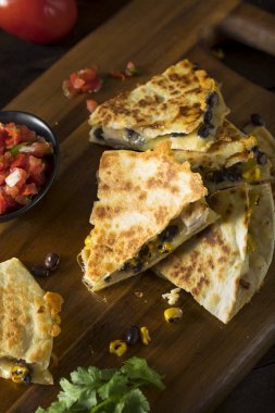 Ev yapımı tavuk ve peynir Quesadilla
