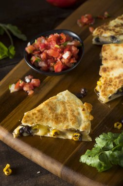 Ev yapımı tavuk ve peynir Quesadilla
