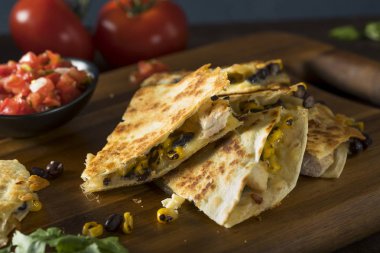 Ev yapımı tavuk ve peynir Quesadilla