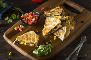 Ev yapımı tavuk ve peynir Quesadilla