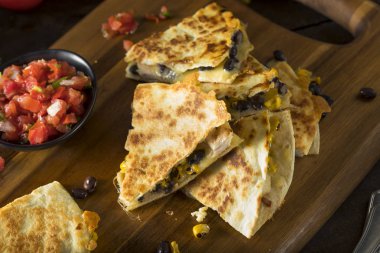 Ev yapımı tavuk ve peynir Quesadilla