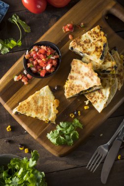 Ev yapımı tavuk ve peynir Quesadilla