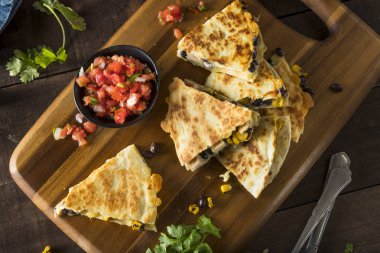 Ev yapımı tavuk ve peynir Quesadilla