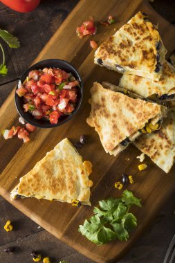 Ev yapımı tavuk ve peynir Quesadilla