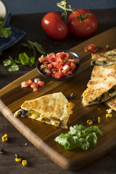 Hausgemachte Huhn und Käse Quesadilla — Stockfoto