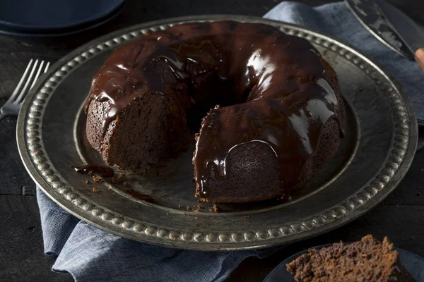 Süßer hausgemachter Kuchen aus dunkler Schokolade — Stockfoto