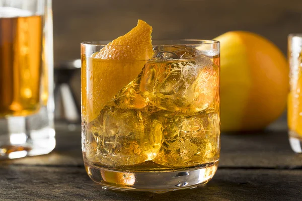 Boozy gammaldags hemmagjord Bourbon on the Rocks — Stockfoto
