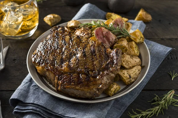 Domácí steakové brambory a Whiskey — Stock fotografie