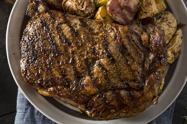 Házi fűszeres Steak burgonyával és Whiskey — Stock Fotó