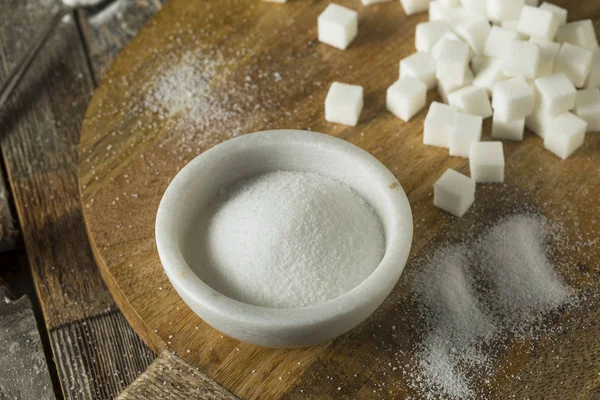 Сырой белый гранулированный сахар — стоковое фото