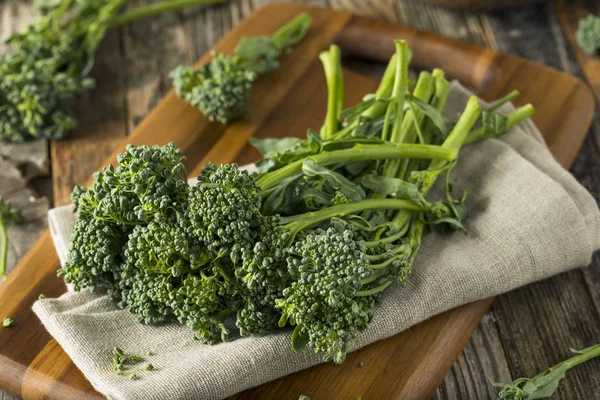 Broccolini biologici verdi crudi — Foto Stock