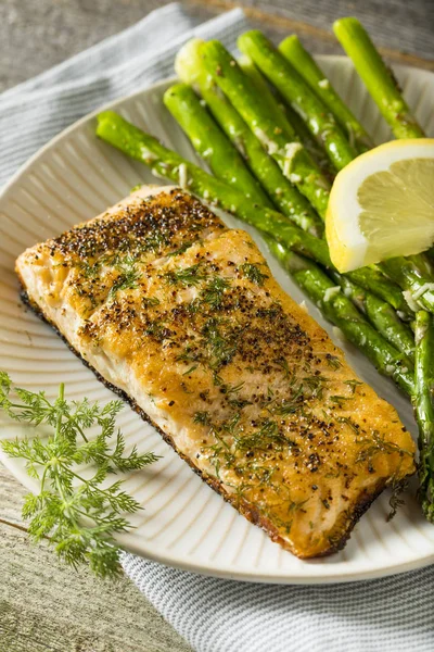 Organic Pan Seared Salmon — Stock Photo, Image