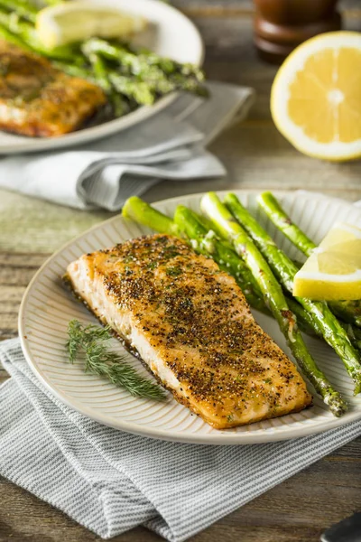 Organic Pan Seared Salmon — Stock Photo, Image